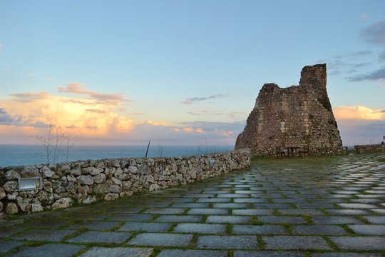 360_F_145616405_3VHyKEP2tA6L93QFLZcwzArskGxACSJ6